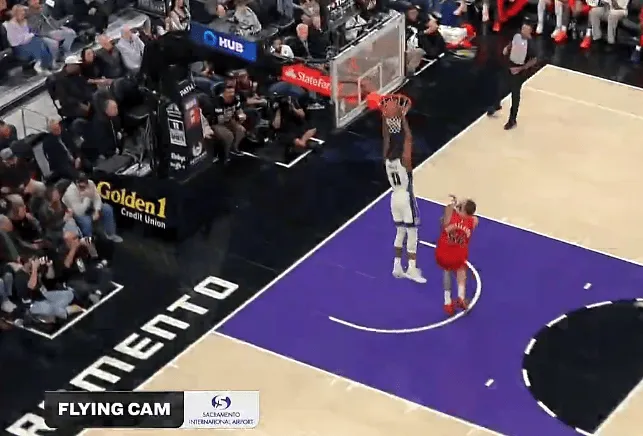 蒙克背运过人完成双手暴扣，目前5中5、三分3中3得到13分