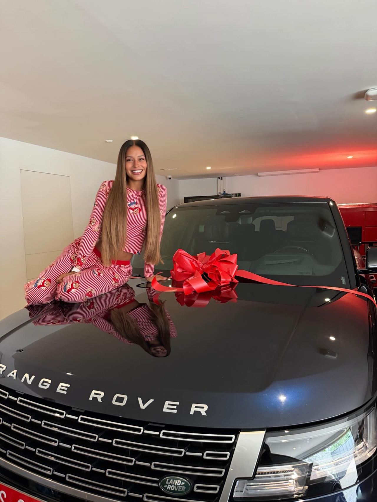 足球比赛回放-宠妻！拉菲尼亚送给妻子一台路虎揽胜，在车库准备惊喜